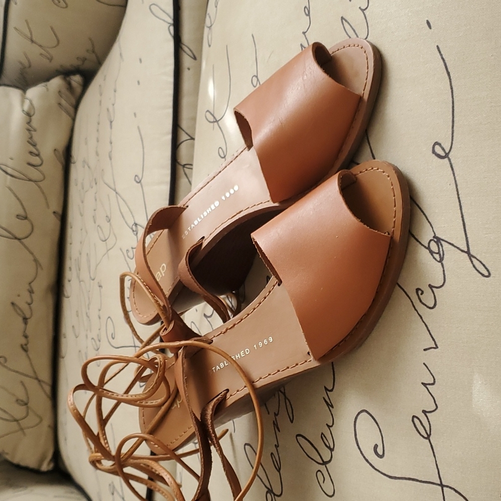 Gap leather strap ankle shoe
